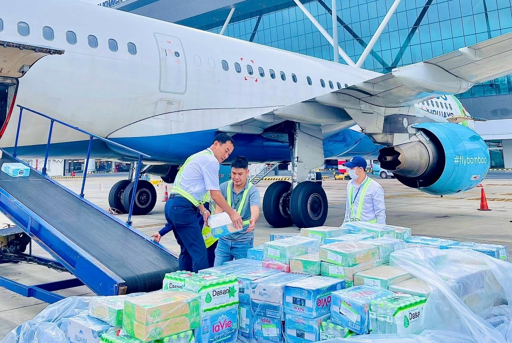 Bamboo Airways vận chuyển miễn phí hàng cứu trợ đến đồng bào miền Trung